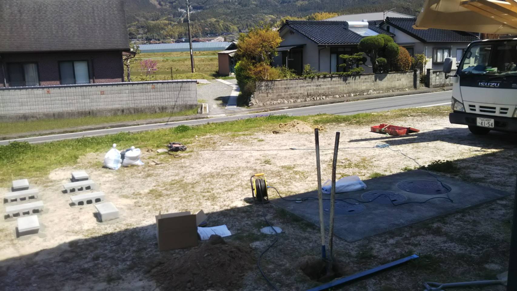 オカムラ・トーヨー住器のワイドカーポート　＆　駐輪場付き物置の施工前の写真1