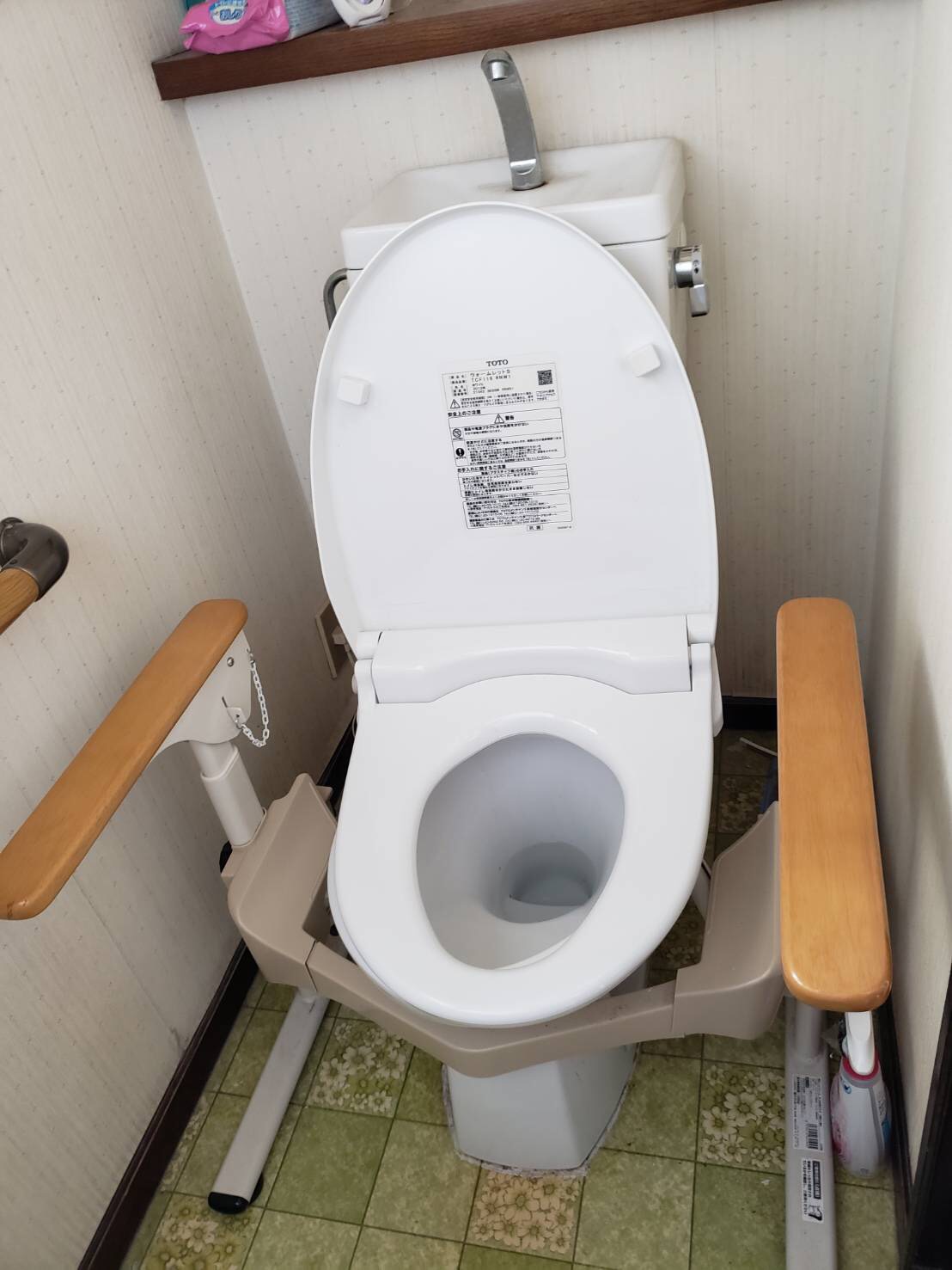 オカムラ・トーヨー住器のトイレ　バリアフリーリフォームの施工前の写真1