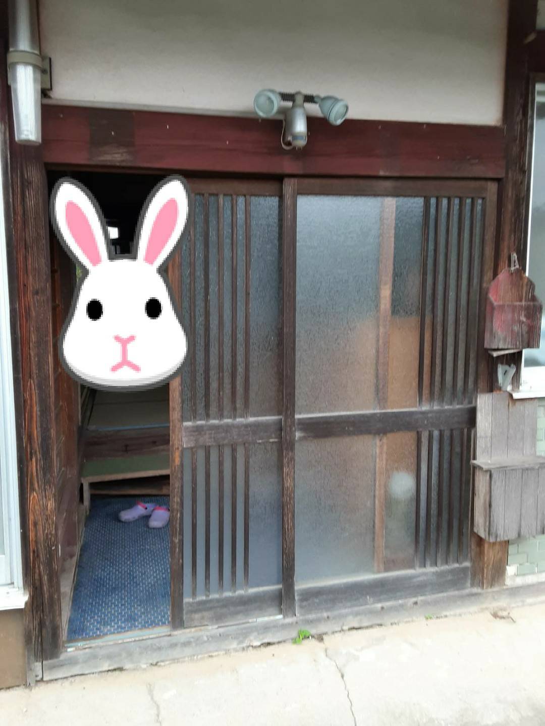 オカムラ・トーヨー住器の玄関リフォーム　木製玄関からアルミ玄関への施工前の写真1