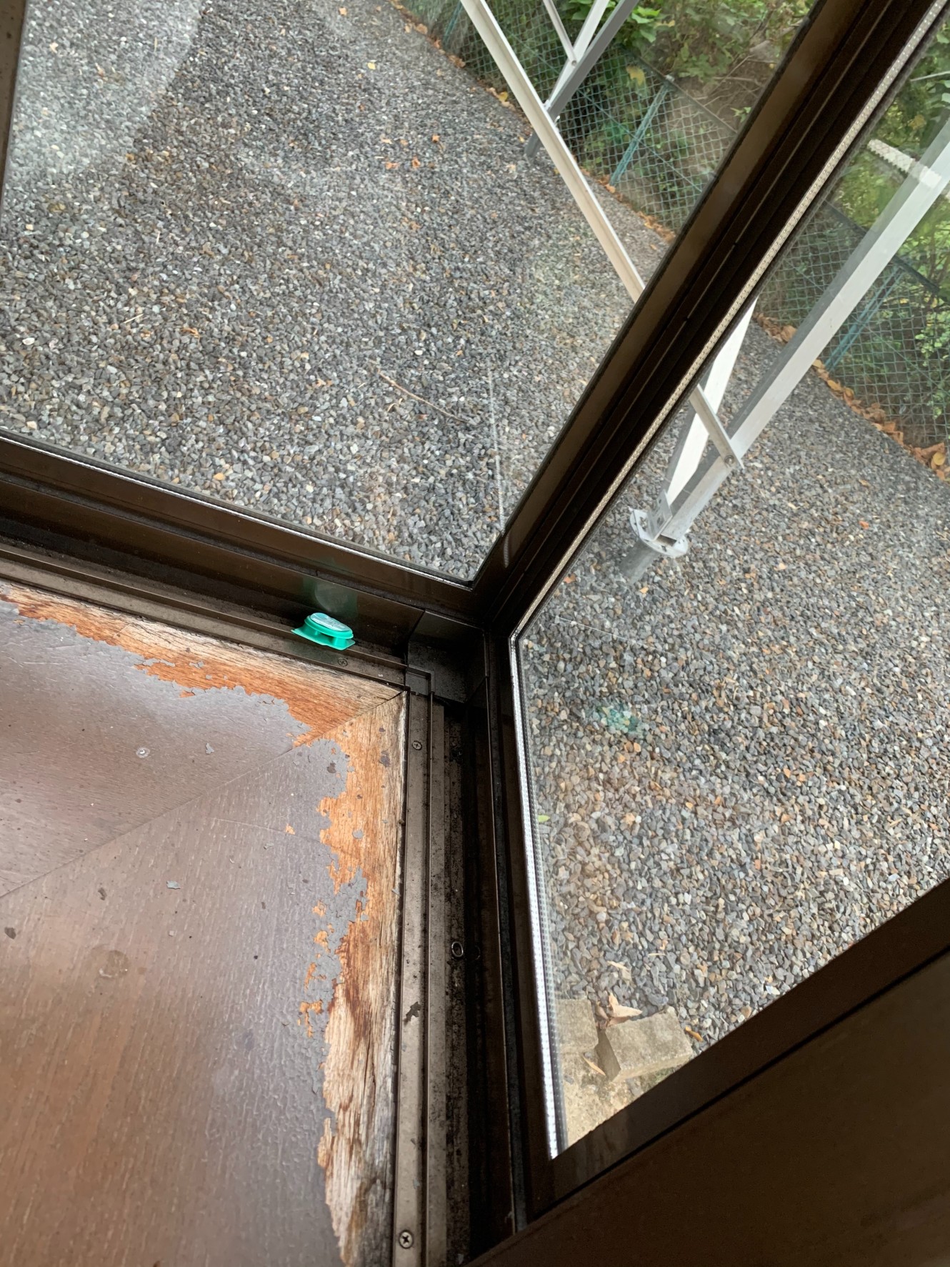 オカムラ・トーヨー住器のインプラス　コーナー出窓の施工前の写真2