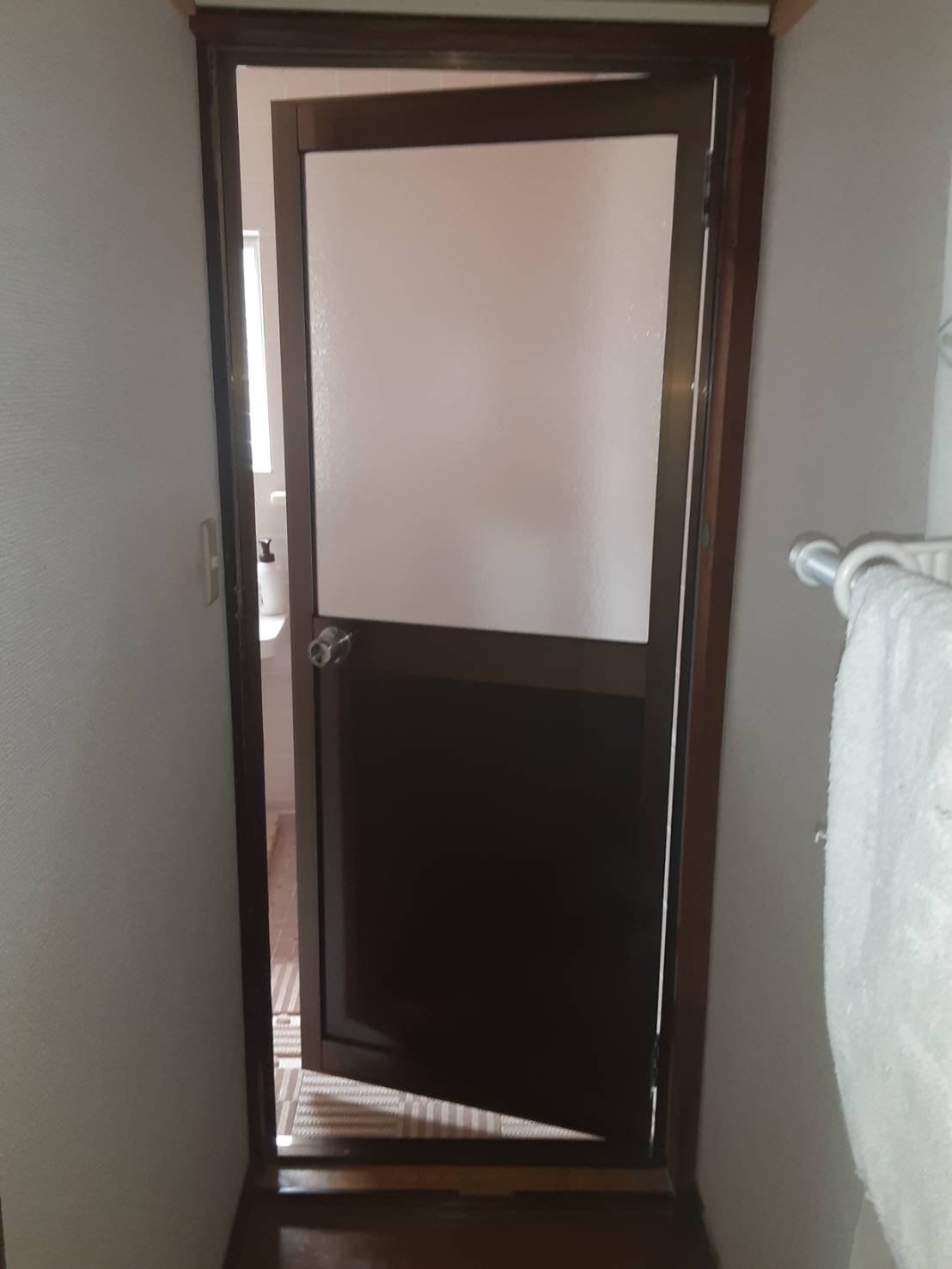 オカムラ・トーヨー住器の貸家　浴室ドア交換の施工後の写真2