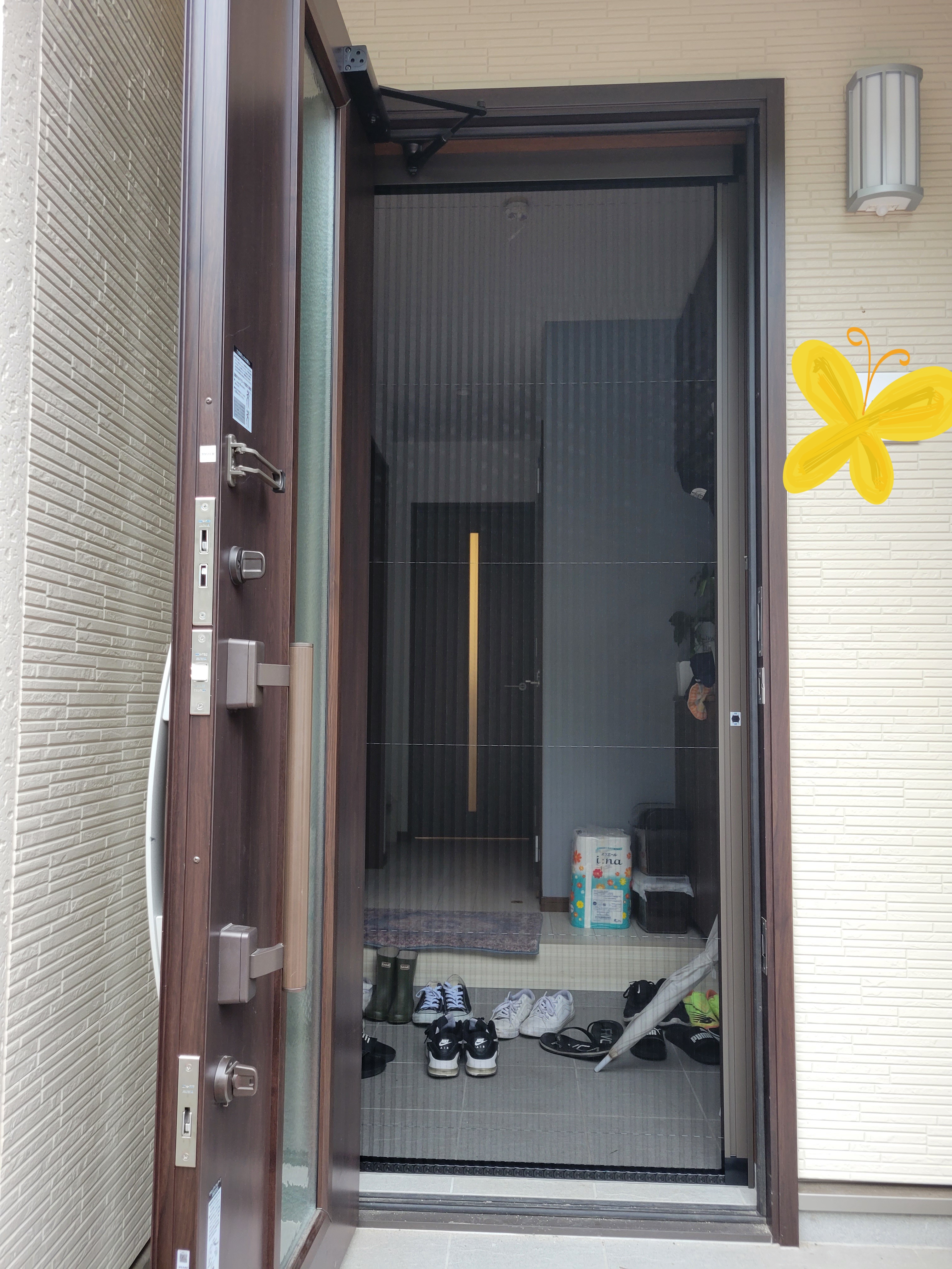 オカムラ・トーヨー住器の玄関　網戸　しまえるんですαの施工後の写真3
