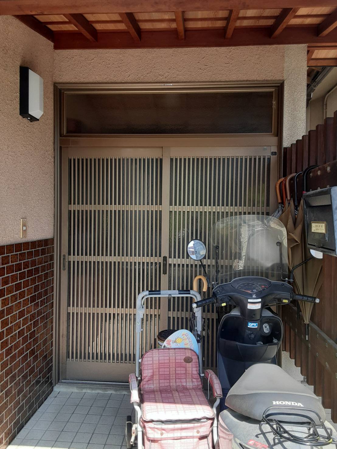 オカムラ・トーヨー住器の玄関リフォーム　リシェント玄関引戸の施工前の写真1