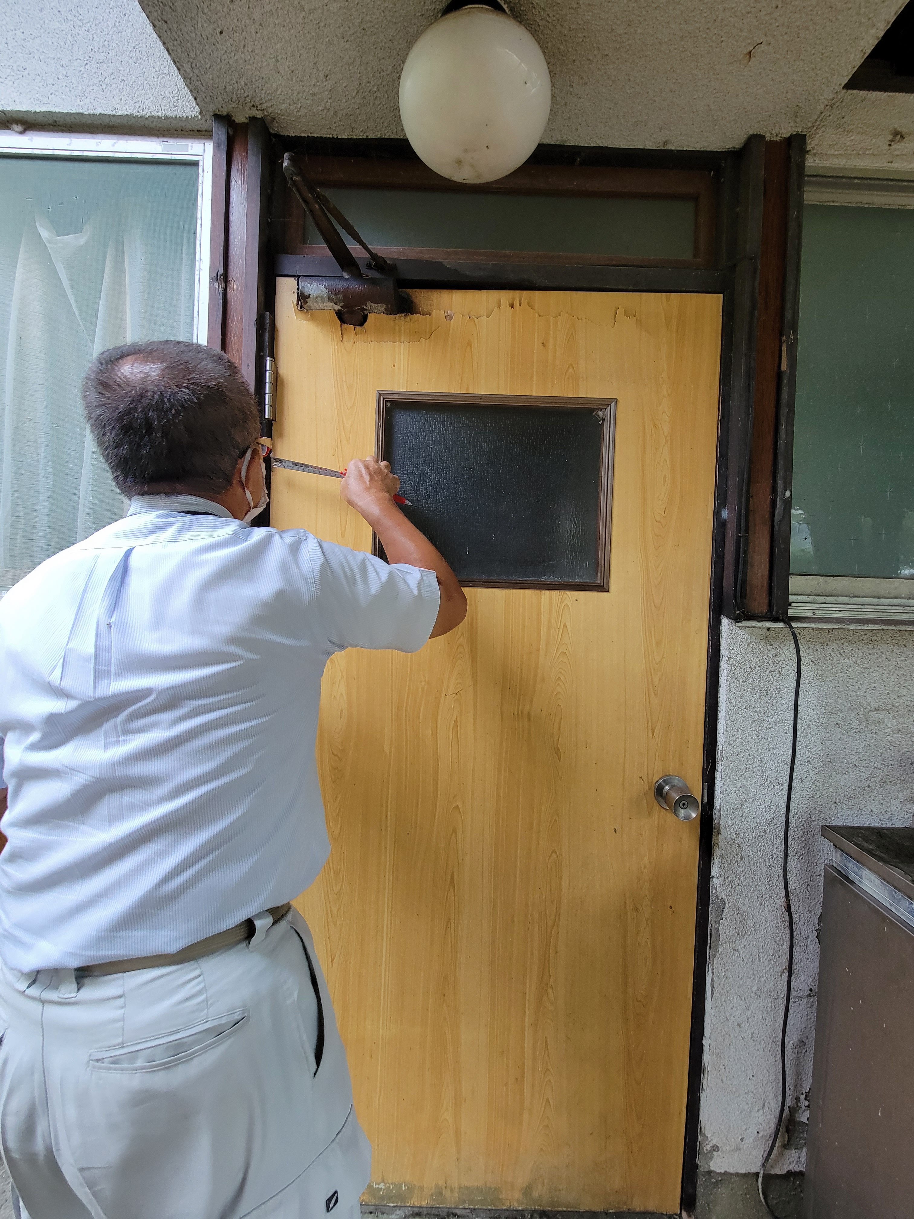 オカムラ・トーヨー住器の勝手口ドア交換　ロンカラーフラッシュドアの施工前の写真2