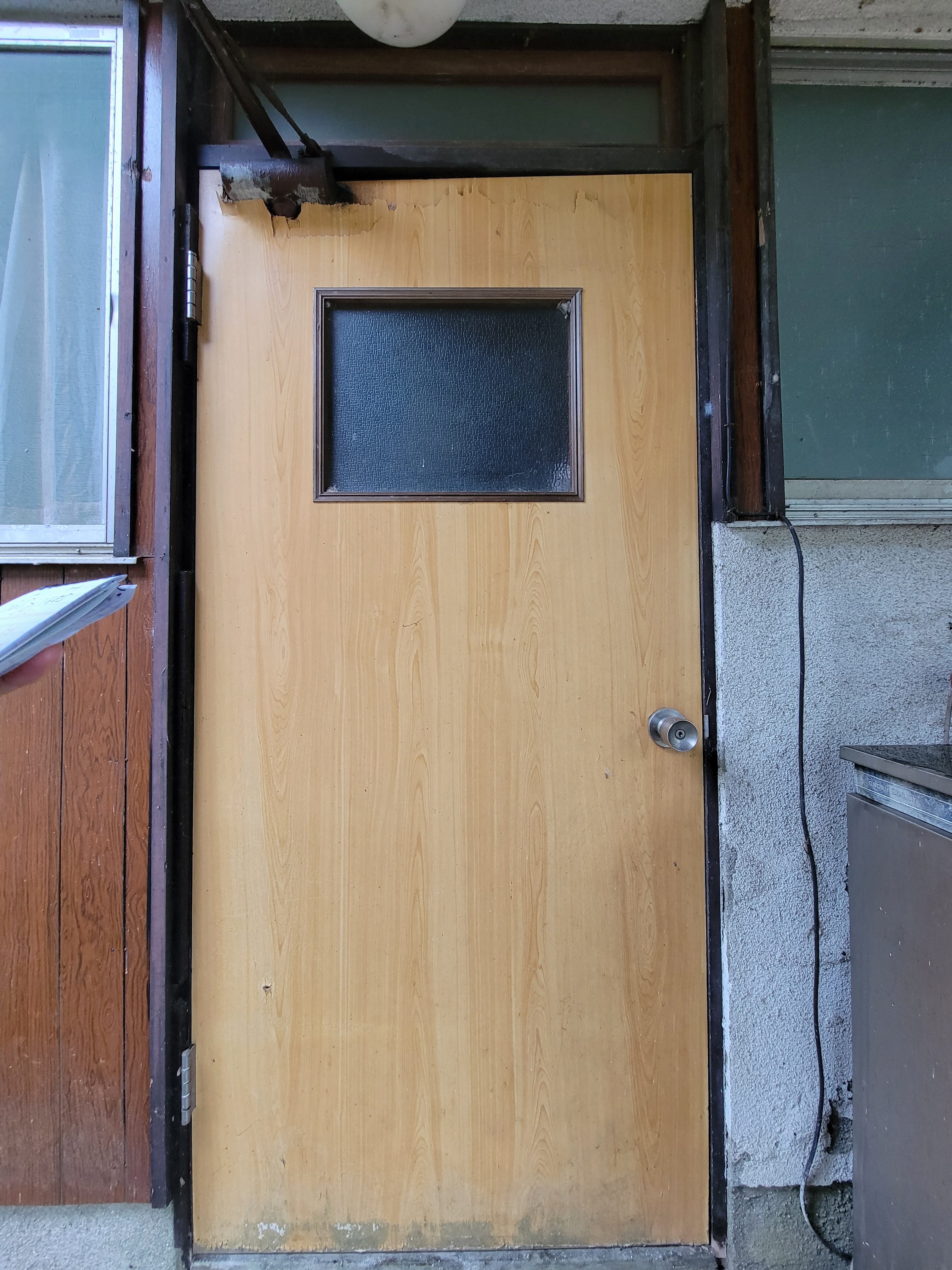 オカムラ・トーヨー住器の勝手口ドア交換　ロンカラーフラッシュドアの施工前の写真1