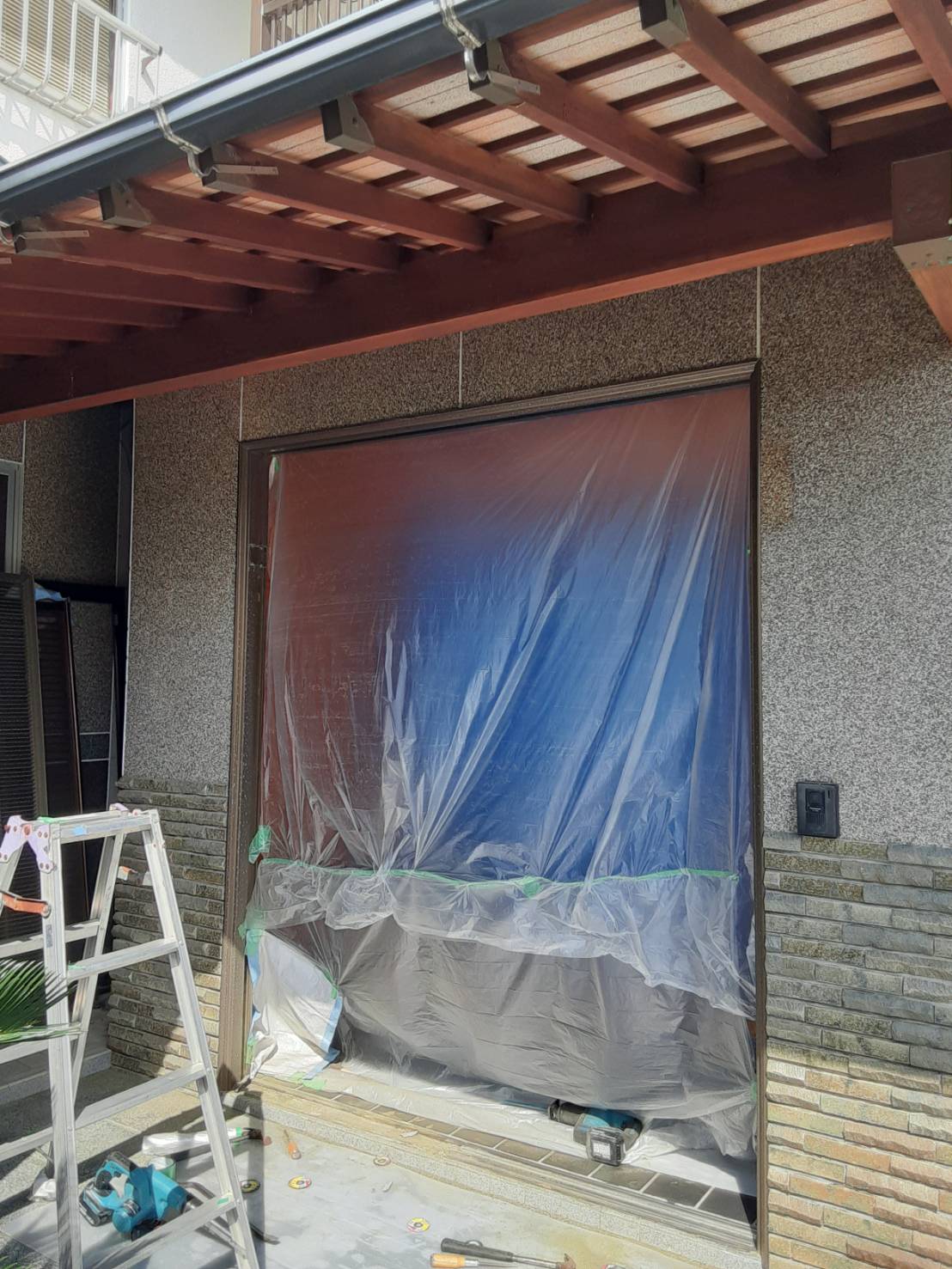 オカムラ・トーヨー住器の玄関リフォーム　リシェント　玄関引戸の施工前の写真3