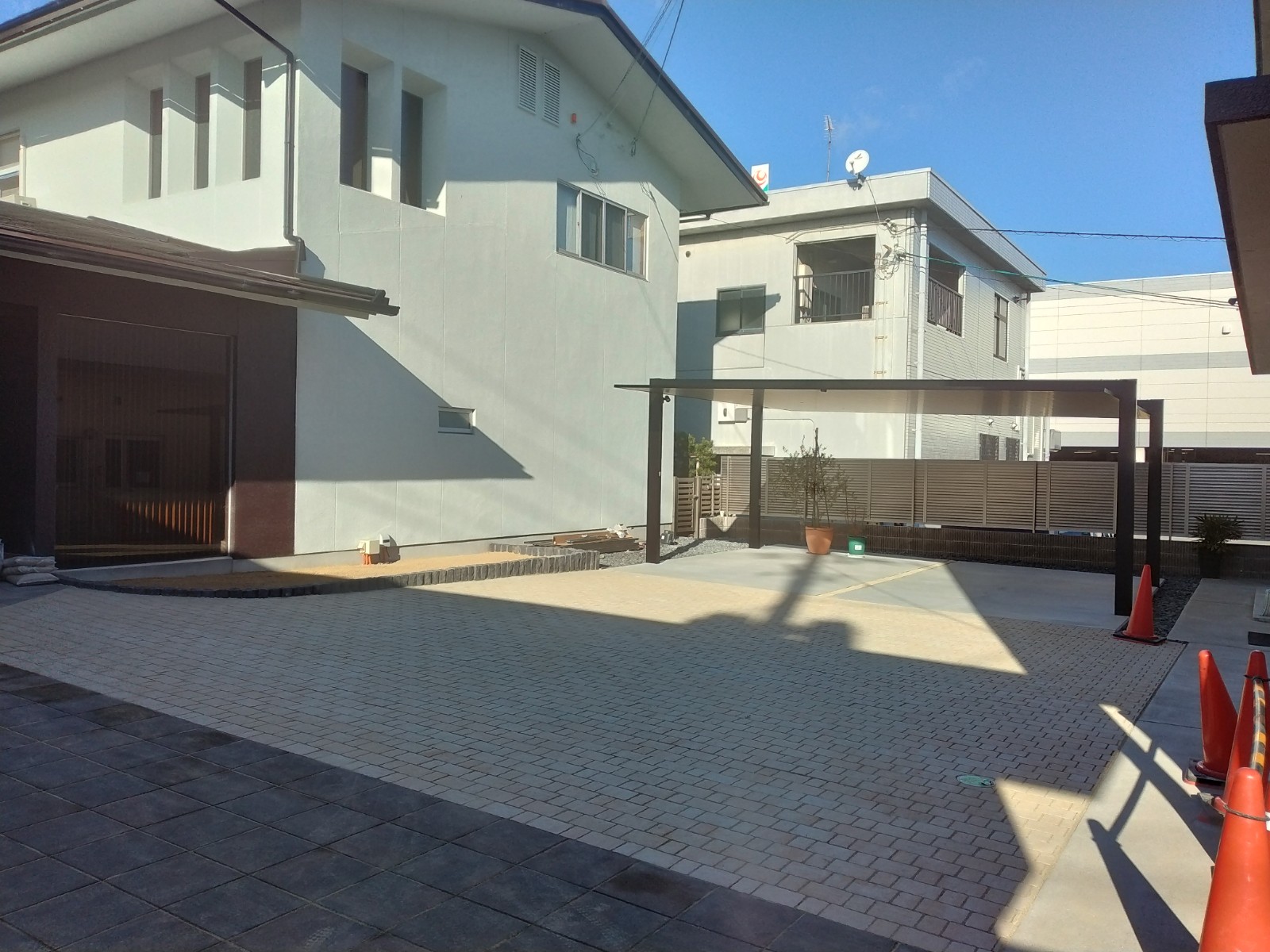 オカムラ・トーヨー住器の車庫回り　外構工事３の施工事例写真