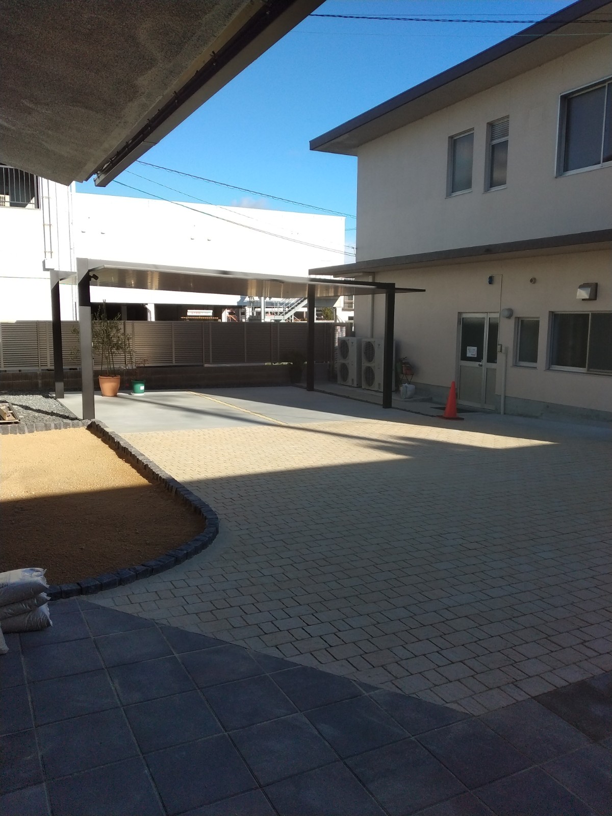 オカムラ・トーヨー住器の車庫回り　外構工事３の施工後の写真2