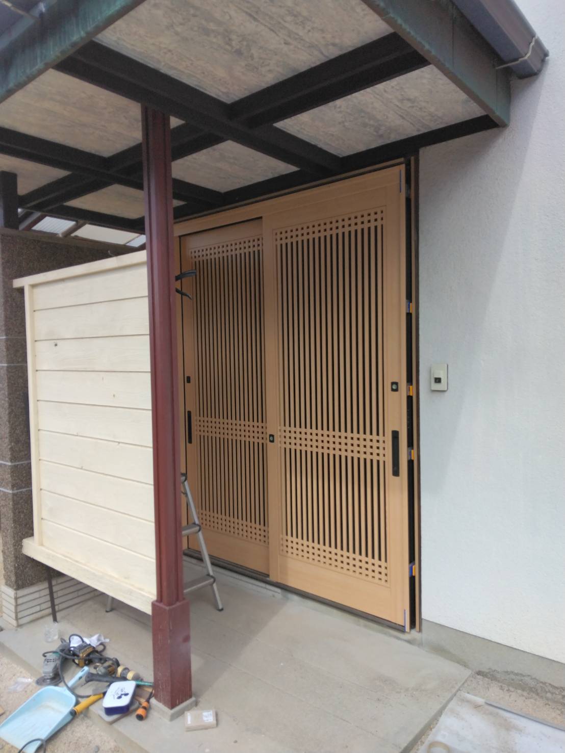 オカムラ・トーヨー住器の玄関リフォーム　開き戸から引戸に　リシェント玄関引戸の施工後の写真3