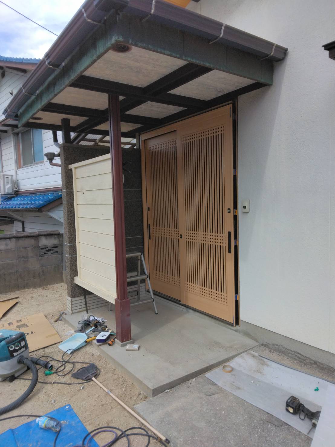 オカムラ・トーヨー住器の玄関リフォーム　開き戸から引戸に　リシェント玄関引戸の施工事例写真