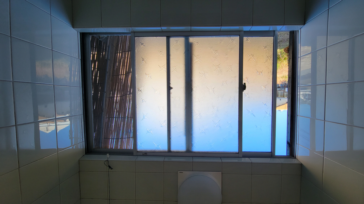 オカムラ・トーヨー住器の浴室　マド　取替工事の施工前の写真1