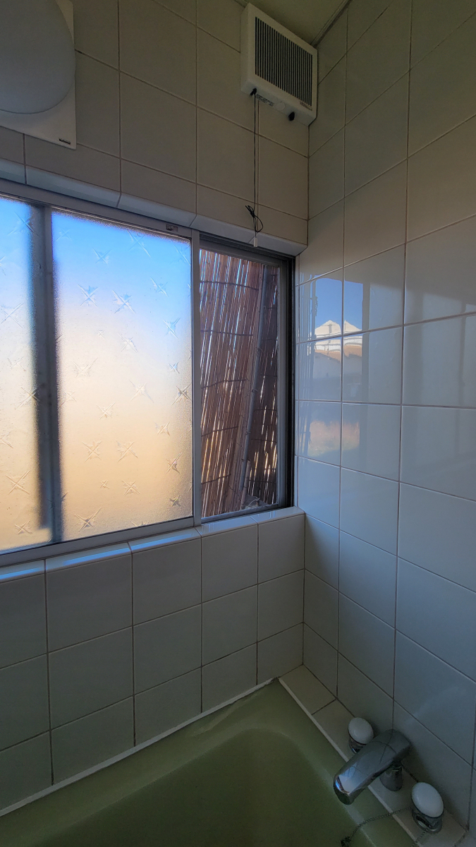 オカムラ・トーヨー住器の浴室　マド　取替工事の施工前の写真2