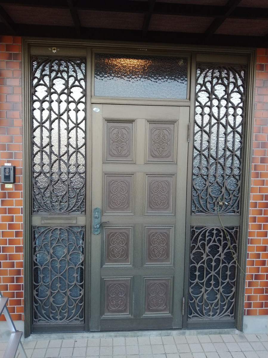 オカムラ・トーヨー住器の玄関ドア　取替工事　LIXIL　玄関ドア　リシェントの施工前の写真1