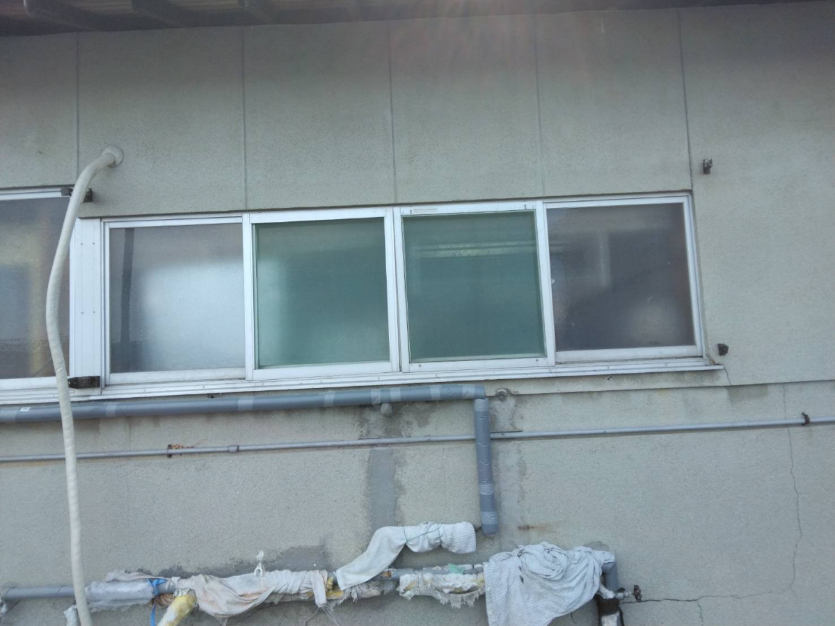 オカムラ・トーヨー住器の内窓取付工事 LIXILインプラス 取替窓工事 LIXIL リプラス 1棟分の施工前の写真1