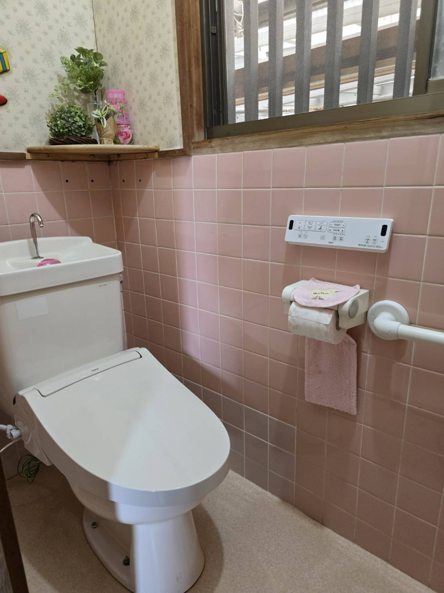 オカムラ・トーヨー住器のシャワートイレ　便座交換　LIXIL　シャワートイレKAシリーズの施工後の写真2