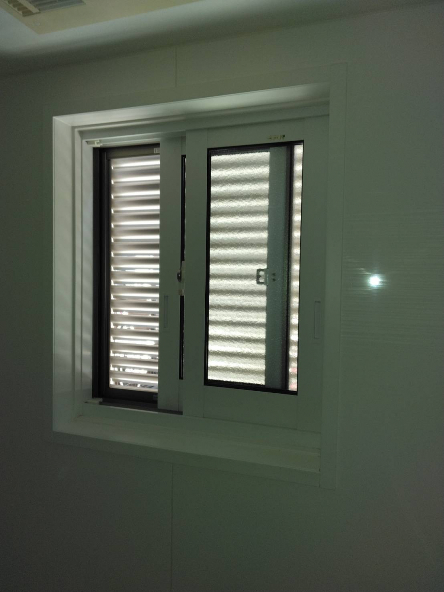 オカムラ・トーヨー住器のLIXIL　内窓　インプラス　取付工事の施工前の写真1