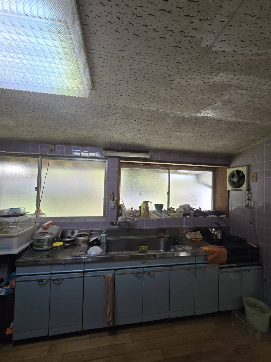 オカムラ・トーヨー住器のセクショナルキッチンからシステムキッチンへの施工前の写真1