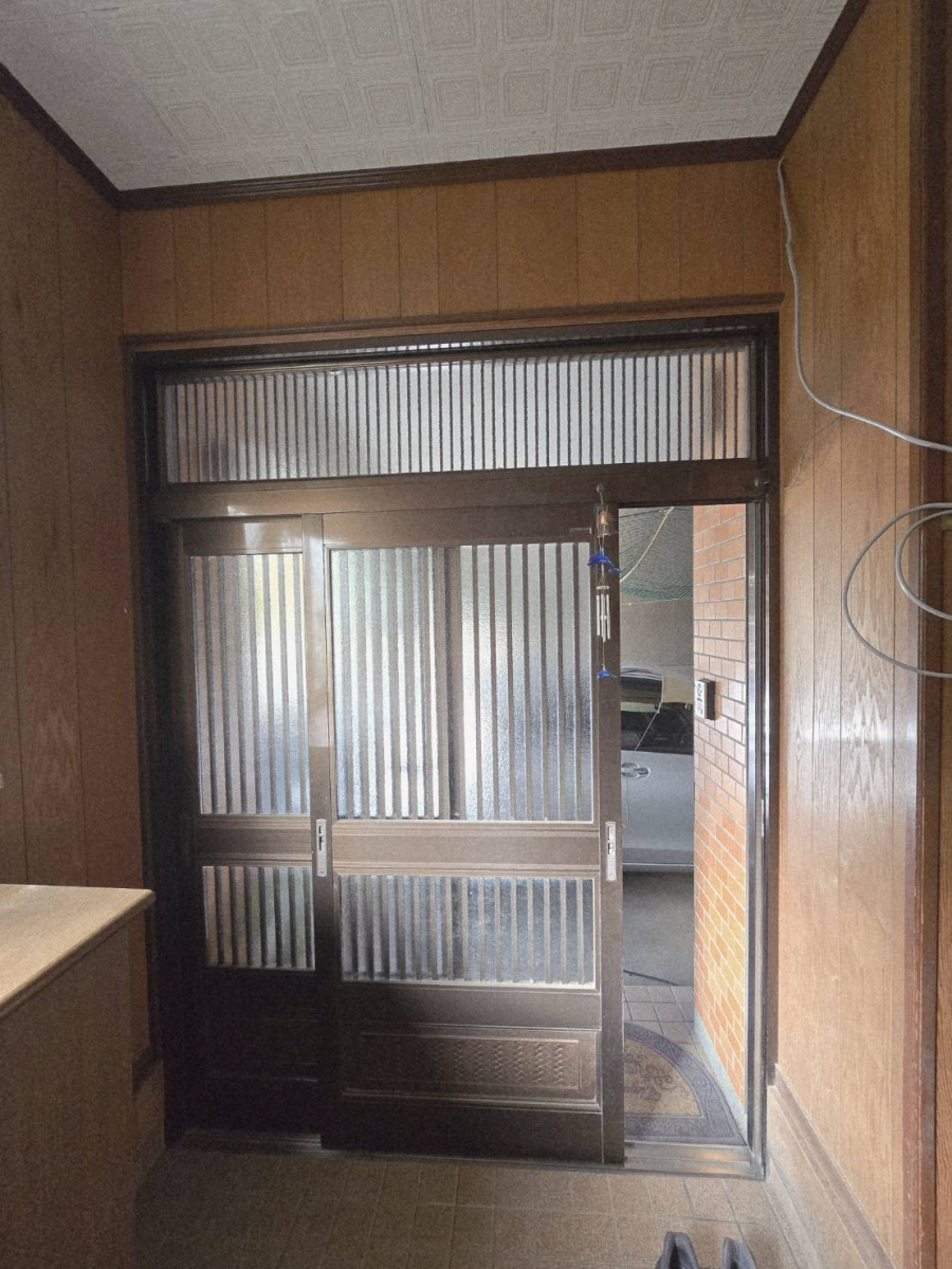 オカムラ・トーヨー住器の玄関引戸・勝手口　交換　LIXIL　リシェント　１dayリフォームの施工前の写真2