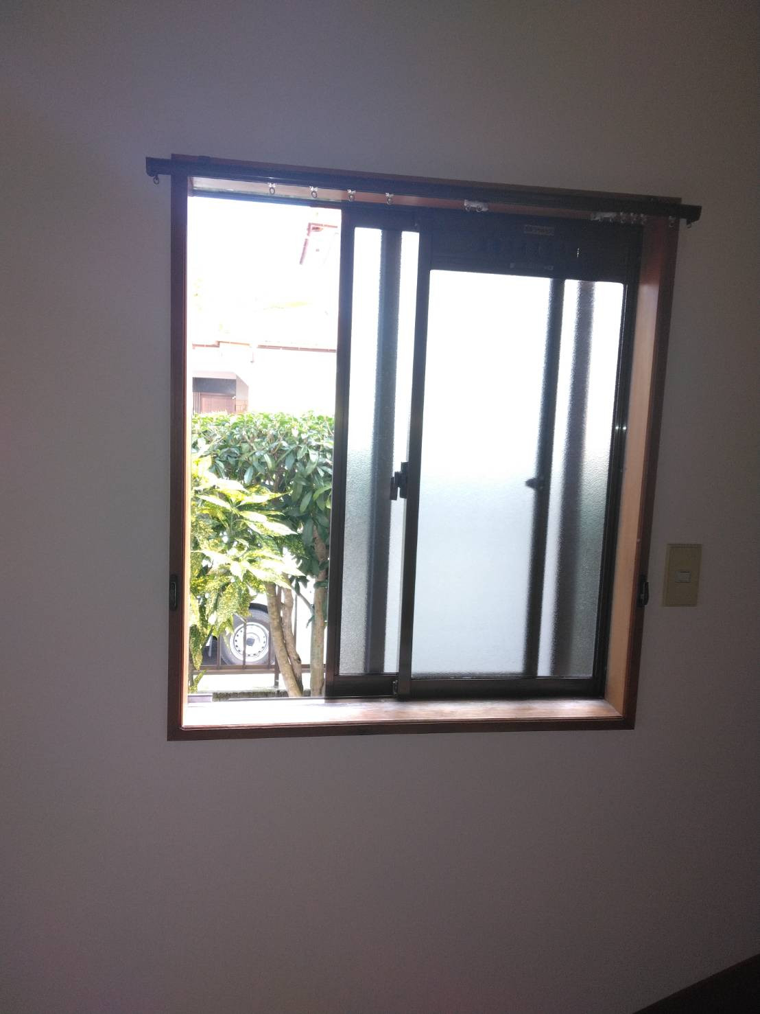 オカムラ・トーヨー住器の結露を抑えていつも快適に　内窓　インプラス　LIXILの施工前の写真1