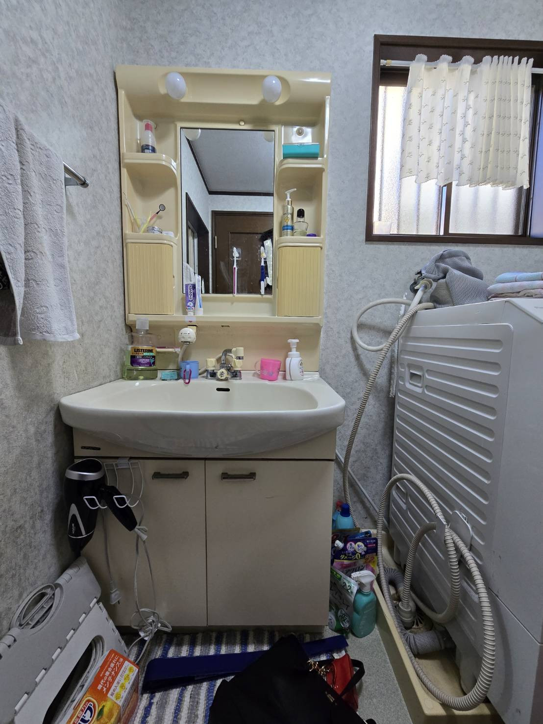 オカムラ・トーヨー住器の古い洗面所から今風の機能的空間への施工前の写真1